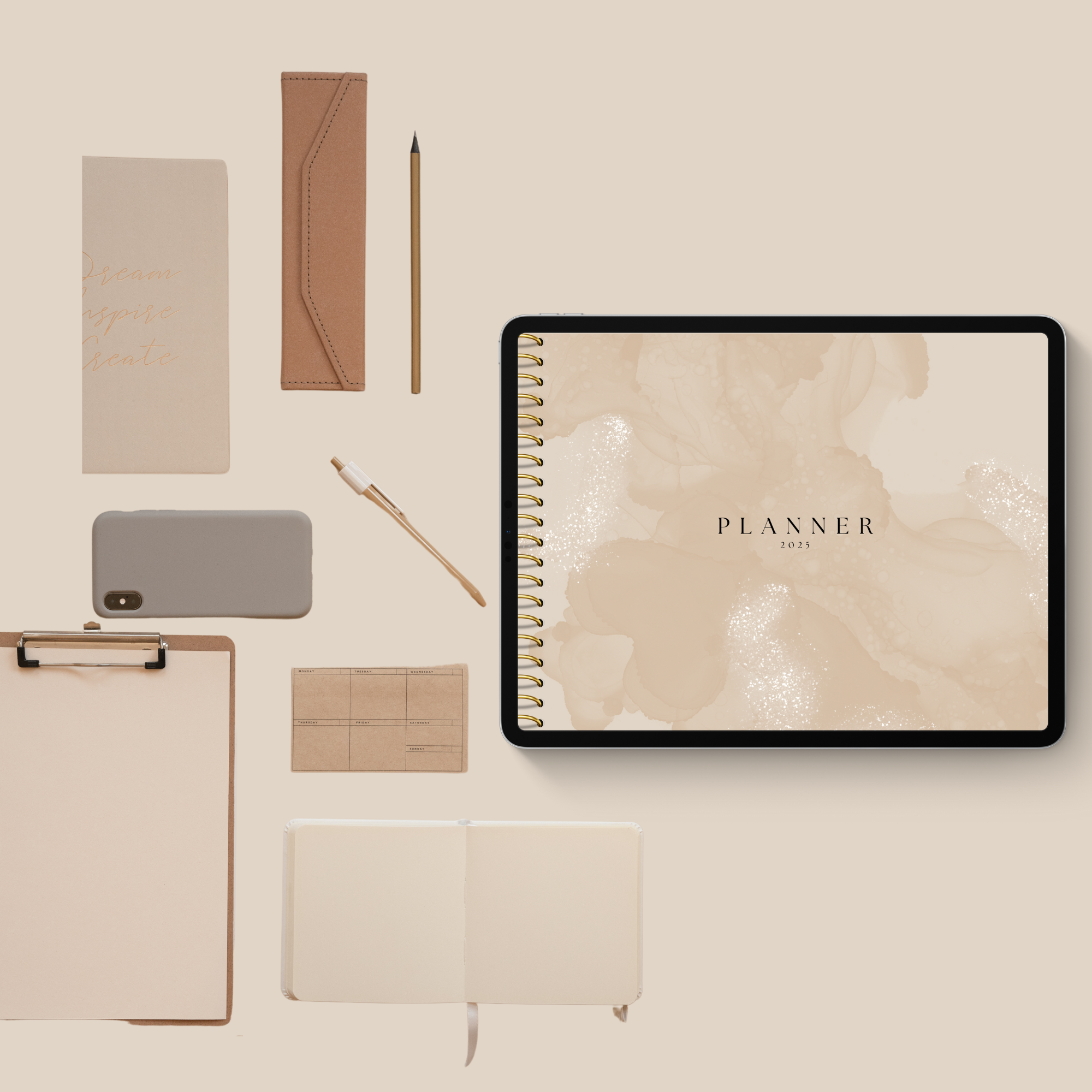 Een bureau-opstelling met een planner, notitieboekjes, een telefoon, een potlood, een pen en andere schrijfgerei, alles op een lichte achtergrond.